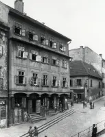 Starý meštiansky dom s podlubím na ulici, Bratislava (1930-1949)
