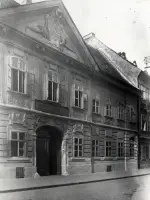 Barokový palác s bohatým štítom na ulici, Bratislava (1930-1949)
