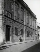 Barokový palác v úzkej uličke, Bratislava (1930-1949)
