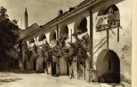 Nádvorie s arkádami a popínavými rastlinami, Bratislava (1930-1949)