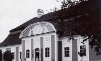 Kaštieľ s polkruhovým štítom, Licince (1930-1949)