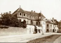 Nárožná budova s mansardovou strechou pri ceste, Trnava (1930-1949)