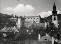 Pohľad na Starý zámok nad strechami mesta, Banská Štiavnica (1930-1949)
