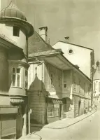 Úzka ulica so starými domami a nárožným arkierom, Banská Štiavnica (1930-1949)