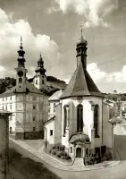 Kostol s ostrou strechou a barokové veže za ním, Banská Štiavnica (1930-1949)