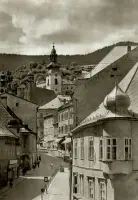 Ulica so starými domami a vežou kostola, Banská Štiavnica (1930-1949)