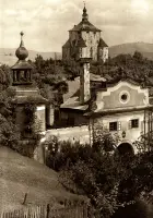 Pohľad na Nový zámok cez strechy mesta, Banská Štiavnica (1930-1949)