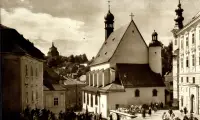 Gotický kostol na námestí s davom ľudí, Banská Štiavnica (1930-1949)