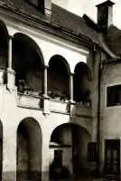 Nádvorie s arkádovým ochozom, Banská Štiavnica (1930-1949)