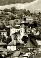 Pohľad na strechy mesta s kostolom na kopci, Banská Štiavnica (1930-1949)