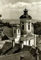 Barokový kostol s kupolou nad strechami, Banská Štiavnica (1930-1949)