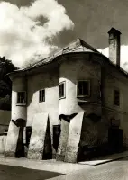 Zaoblený dom s oporami pri ceste, Banská Štiavnica (1930-1949)