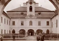 Kaštieľ s nádvorím, Kráľ (1930-1949)