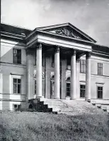Klasicistický kaštieľ s portikom, Dolná Krupá (1930-1949)