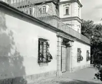 Múr s mrežovanými oknami a kaštieľ v pozadí, Bernolákovo (1930-1949)