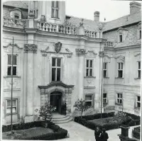 Nádvorie barokového kaštieľa, Bernolákovo (1930-1949)