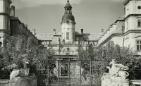 Kovaná brána s plastikami pred kaštieľom, Bernolákovo (1930-1949)