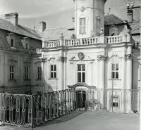 Nádvorie kaštieľa s kovaným zábradlím, Bernolákovo (1930-1949)