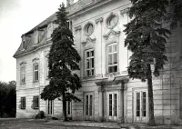 Barokový kaštieľ s ihličnanmi pred priečelím, Bernolákovo (1930-1949)