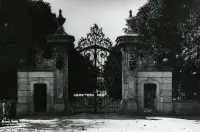 Brána s kovanou mrežou a kamennými piliermi, Bernolákovo (1930-1949)