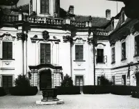 Fasáda kaštieľa s fontánou na nádvorí, Bernolákovo (1930-1949)