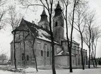 Kamenný kostol so vežami v zime, Diakovce (1930-1949)