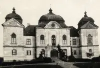 Kaštieľ s kupolovitými vežami, Halič (1930-1949)