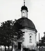Baroková kaplnka s kupolou a sochou pri vchode, Galanta (1930-1949)