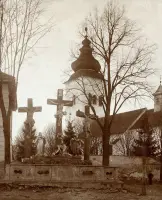 Kalvária s krížmi a kostol v pozadí, Hliník nad Hronom (1930-1949)