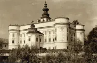 Kaštieľ s okrúhlymi nárožnými vežami, Markušovce (1930-1949)