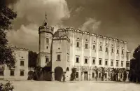 Renesančný kaštieľ s hodinovou vežou, Moravany nad Váhom (1930-1949)