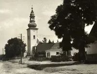 Kostol s vežou pri dedinskej ceste, Veľká Ida (1930-1949)