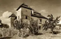 Kaštieľ s nárožnou vežičkou, Necpaly (1930-1949)