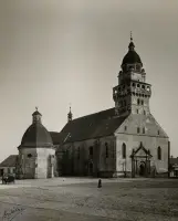 Kostol s vežou a okrúhlou kaplnkou na námestí, Skalica (1930-1949)