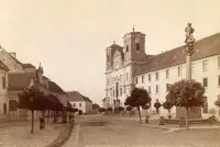 Námestie s dvojvežovým kostolom a morovým stĺpom, Skalica (1930-1949)