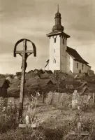 Kostol na návrší s cintorínom a drevenými krížmi, Martinček (1930-1949)