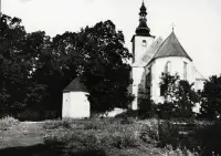 Kostol s vežou a malou kaplnkou medzi stromami, Smolenice (1930-1949)