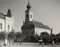 Kostol s hodinovou vežou na námestí, Nové Mesto nad Váhom (1930-1949)