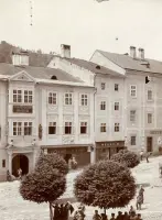 Meštianske domy na námestí so stromami, Kremnica (1930-1949)