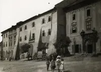 Dlhý meštiansky dom na námestí s deťmi, Levoča (1930-1949)