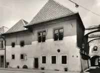 Starý dom s valbovou strechou pri podjazde, Košice (1930-1949)