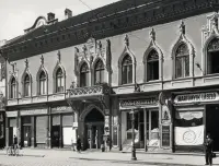 Ulica s obchodmi a neogotickým palácom, Košice (1930-1949)