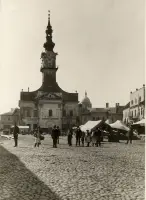 Námestie s radnicou a trhovými stánkami, Kežmarok (1930-1949)