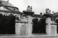 Brána so sochami pred barokovým palácom, Bratislava (1930-1949)