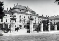 Barokový palác za plotom s kamennými piliermi, Bratislava (1930-1949)
