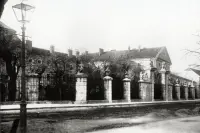 Plot so stĺpmi pred palácom, Bratislava (1930-1949)