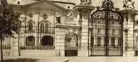 Palác s kovanou bránou a sochami na pilieroch, Bratislava (1930-1949)