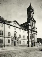 Barokový kostol s cibuľovou vežou pri ulici s električkou, Bratislava (1930-1949)
