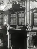Barokový palác s portálom a sochami nad vchodom, Bratislava (1930-1949)