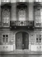 Meštiansky dom s balkónom a oblúkovým vchodom, Bratislava (1930-1949)